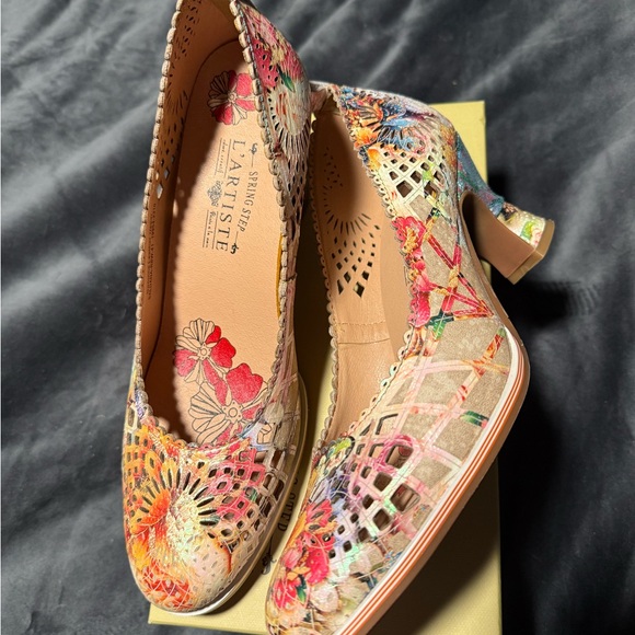 L'ARTISTE Multicolor Floral Heels - Picture 3 of 10